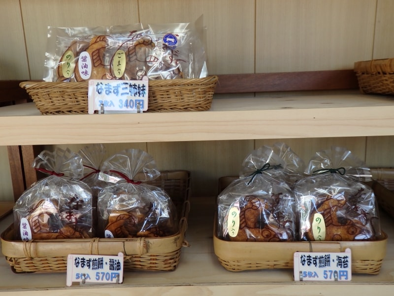 吉川土産のなまず煎餅