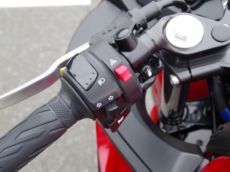 トップブリッジ上にマウントするセパレートハンドル