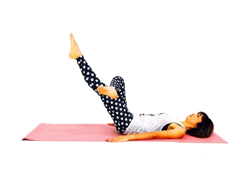 膝肉&太ももエクサ2 左足をまっすぐ伸ばす