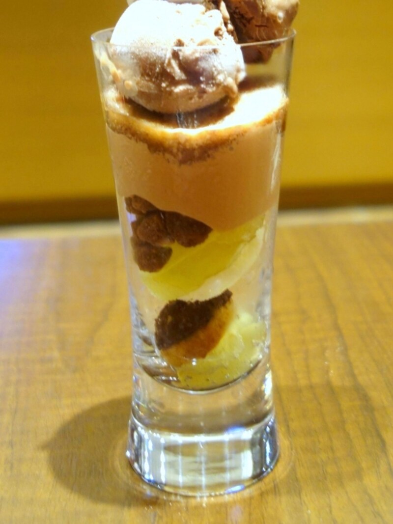 中にはクリーム入りのシューも