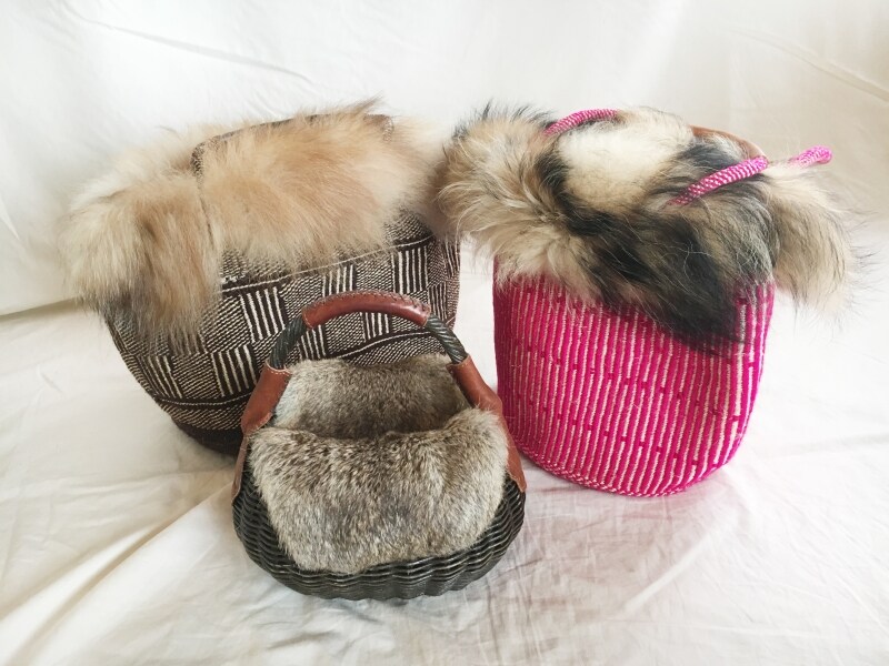 冬らしいファー付きかごバッグ