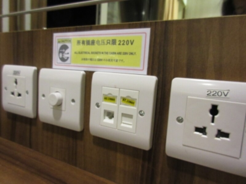 バルコニーの客室のドレッサーにあるプラグ