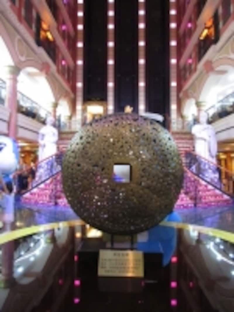 硬貨でできたオブジェ