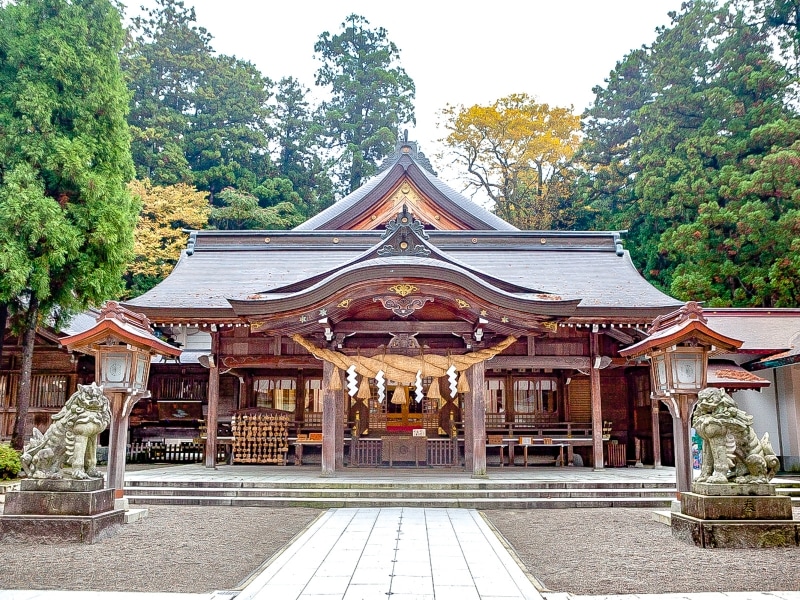 白山比め神社拝殿