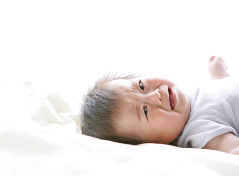 乳幼児期に泣いたところ、親に怒鳴られたり受け入れてもらえなかった場合、赤ちゃんは生き延びるため、泣かないようにしようと、感情を抑えるようになる