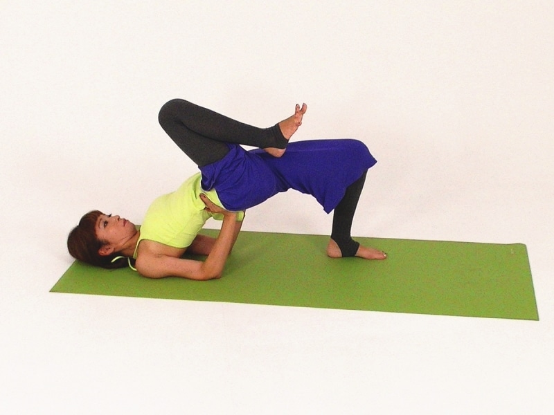 股関節エクササイズ2undefined右ひざを曲げ足を床から離す