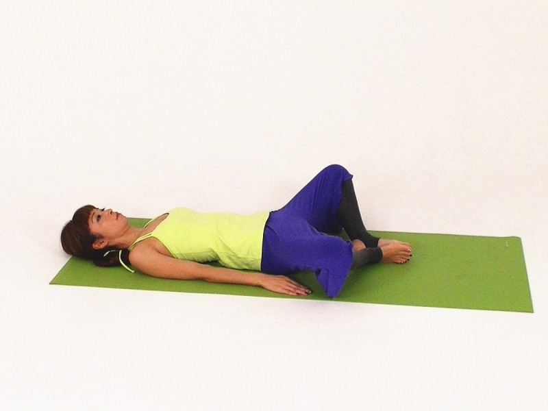 股関節エクササイズ4undefined足裏を合わせ、ひざを開く