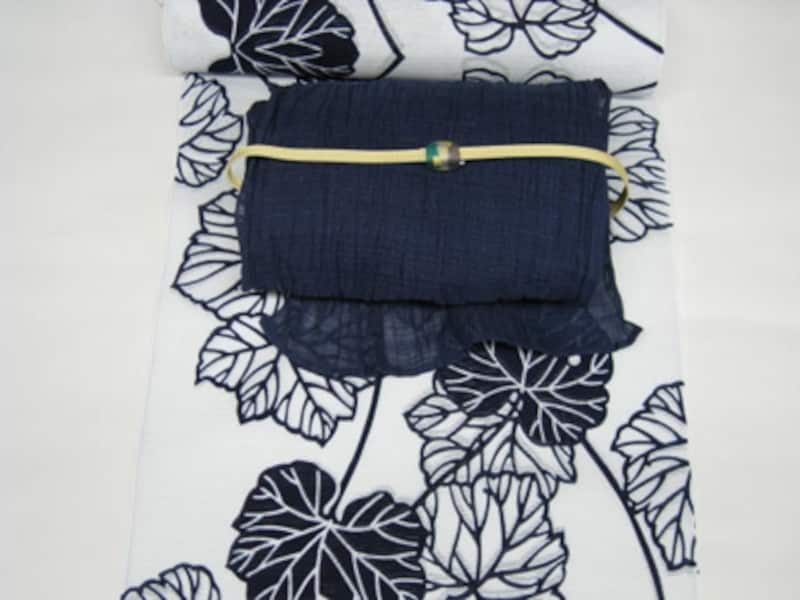 つわぶきの柄undefined反物価格3万7800円（税込）、紺の帯3万4560円（税込）