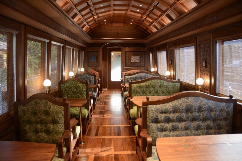 シックな2号車車内