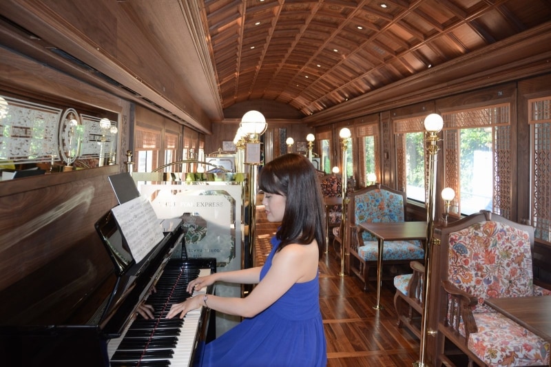 ピアノ演奏のある食堂車