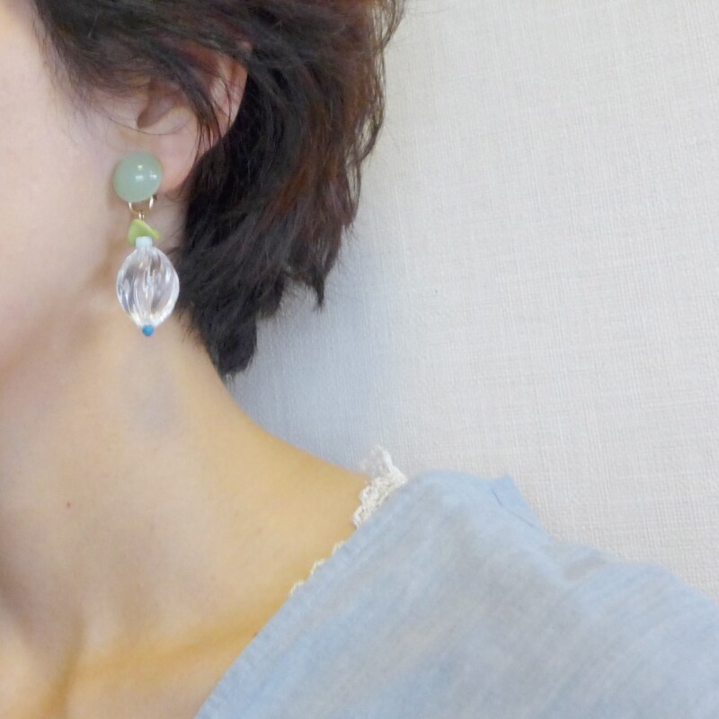 透明ビーズのイヤリング