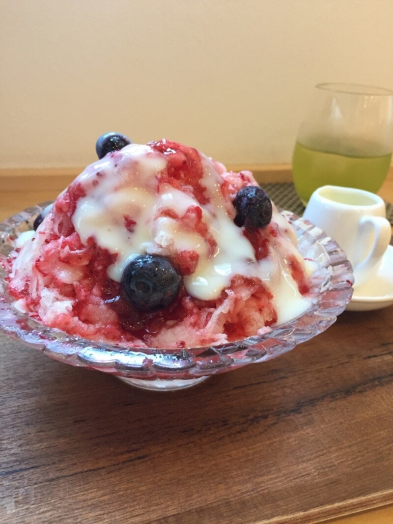 別添えの練乳をかけるとさらに甘くまろやかに。お好みでどうぞ。