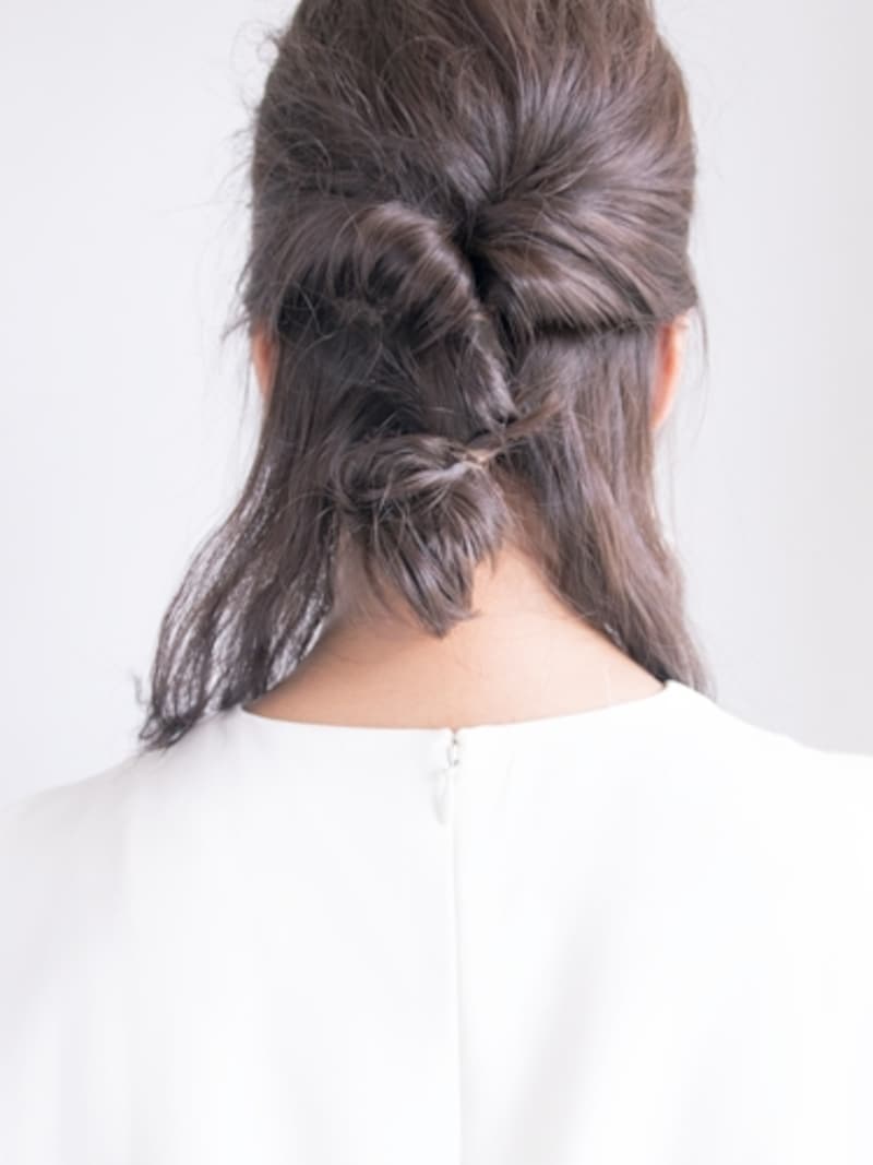 2つ折りにして、毛先と根元を結ぶ