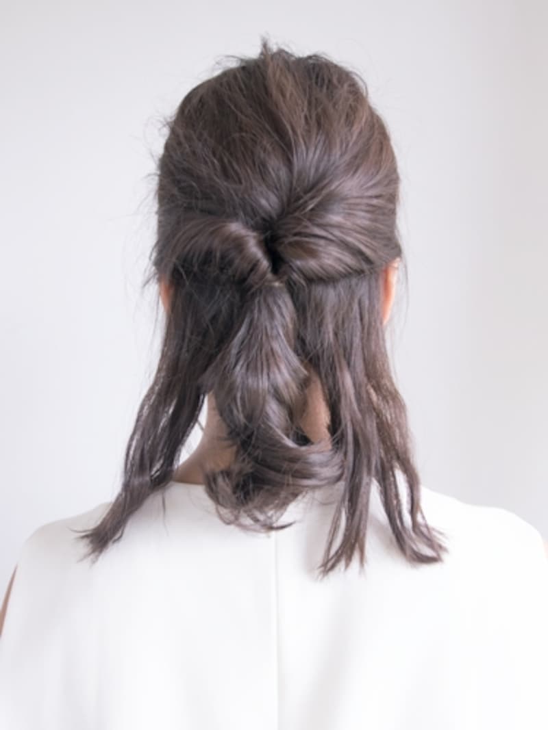 上から下方向に毛束を通してくるりんぱ