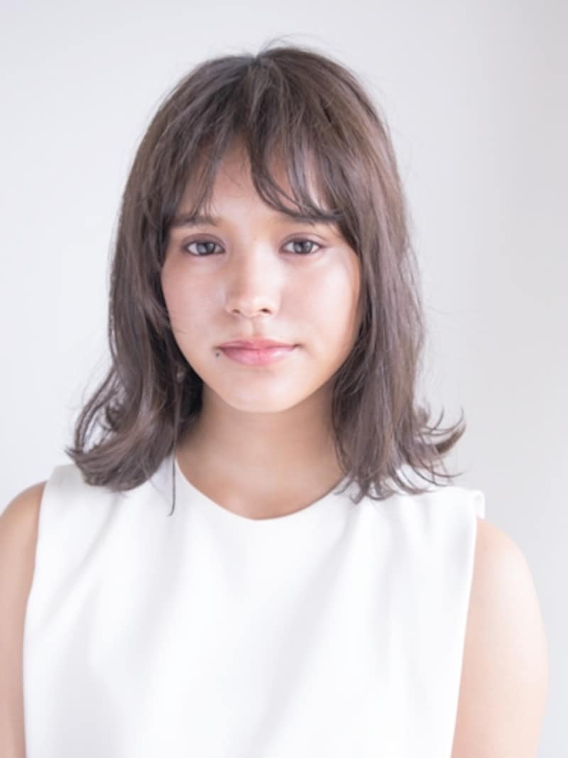 肩下ラインのミディアムヘア