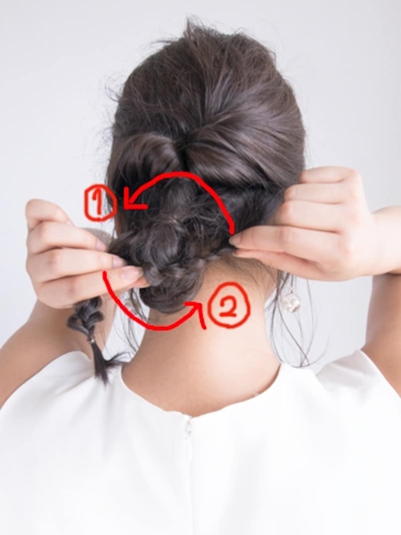 三つ編みをお団子に巻きつける