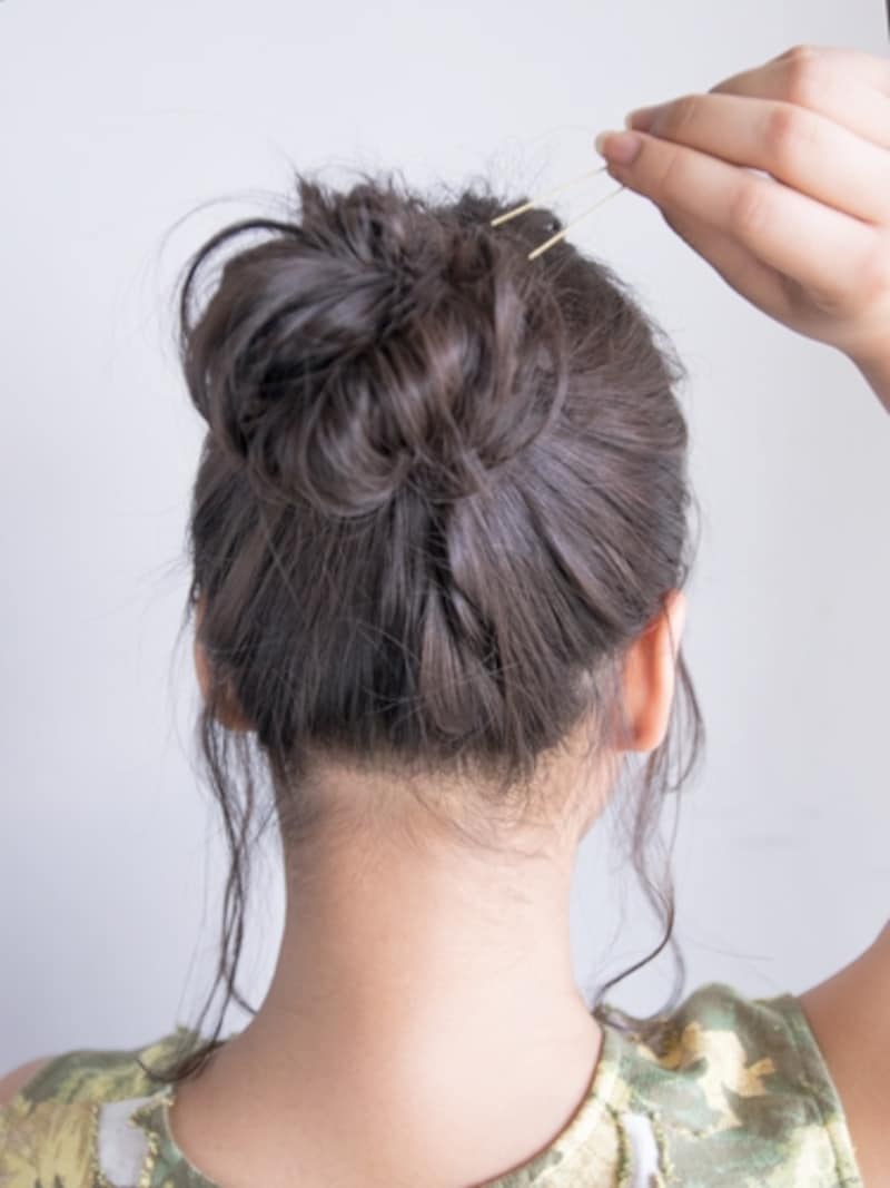 はみ出した毛束をUピンで留めたら完成！