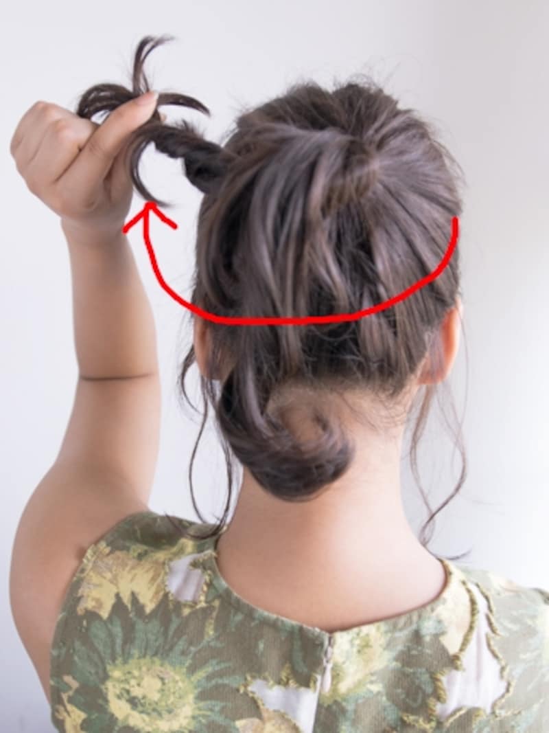 ひとつ結びの根元に毛束を巻きつける