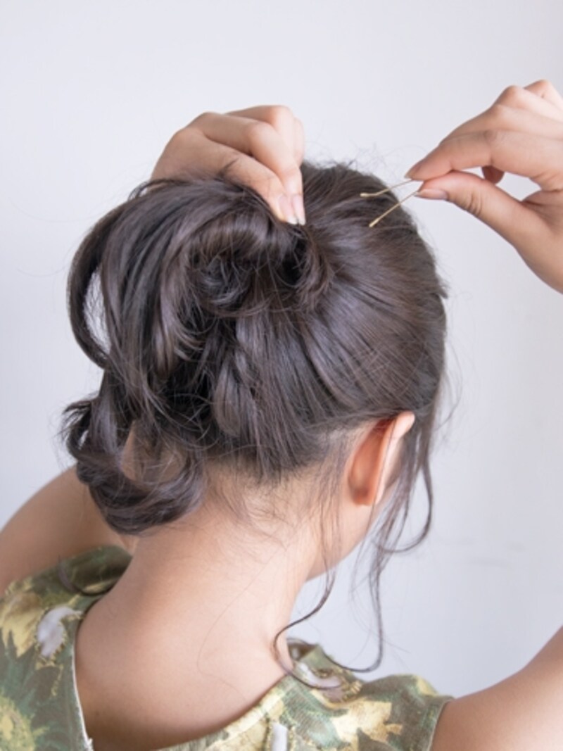 根元のシリコンゴムをめがけてアメピンを留める