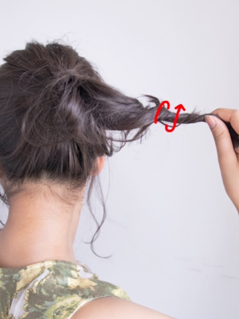 同じように少し緩めにねじる