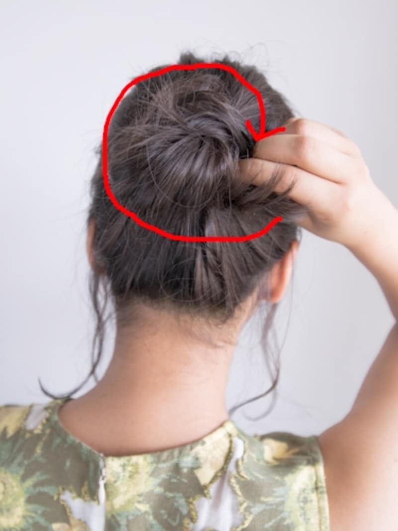 時計回りに毛束を巻きつける