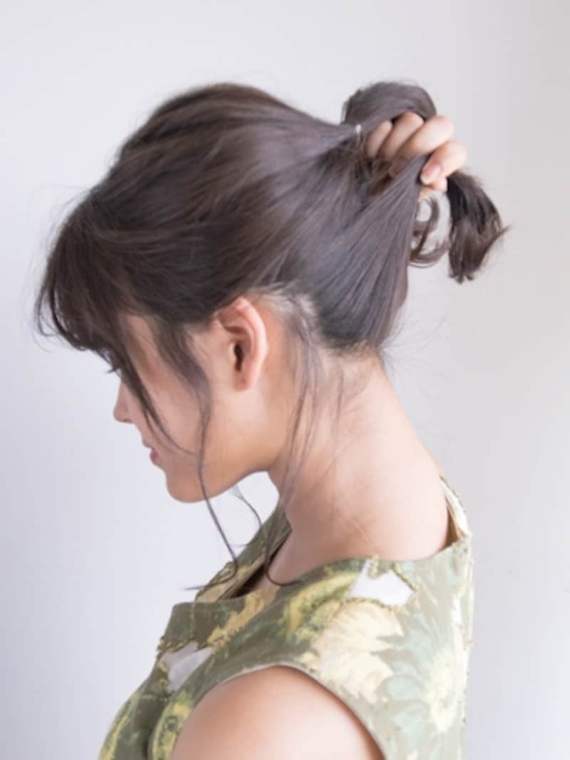 耳下の髪を引き上げてひとつにまとめる