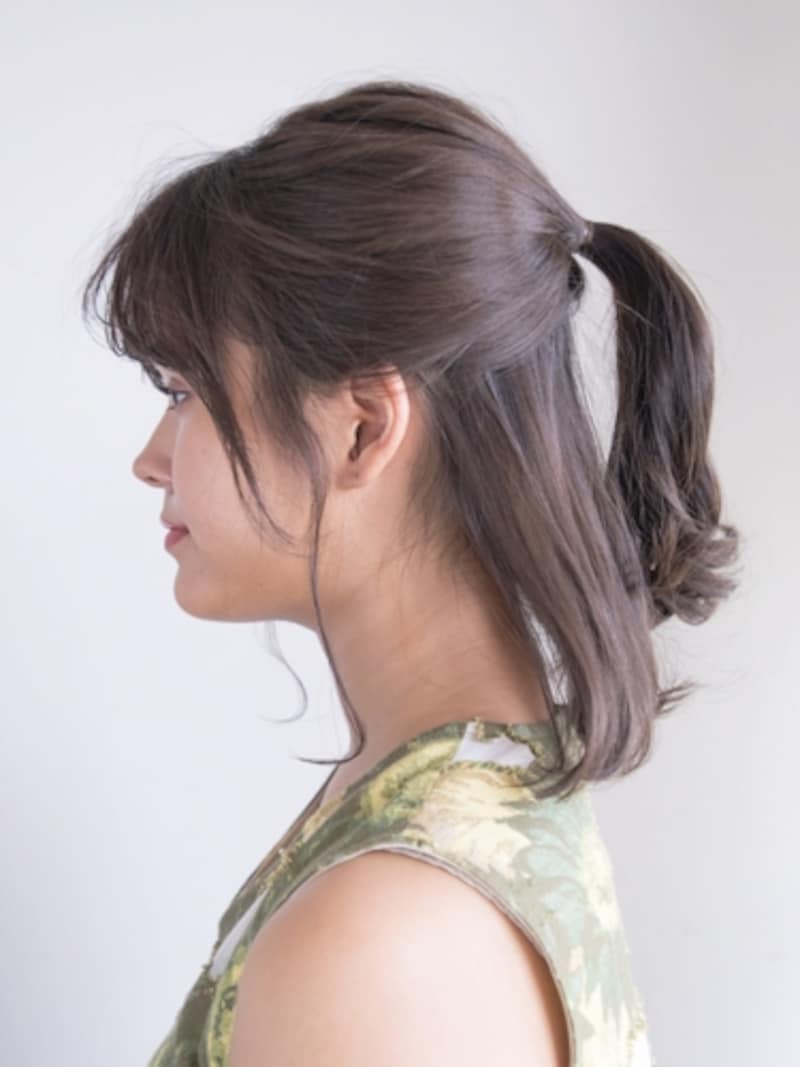 耳上の髪を「盆の窪」の少し上で結ぶ