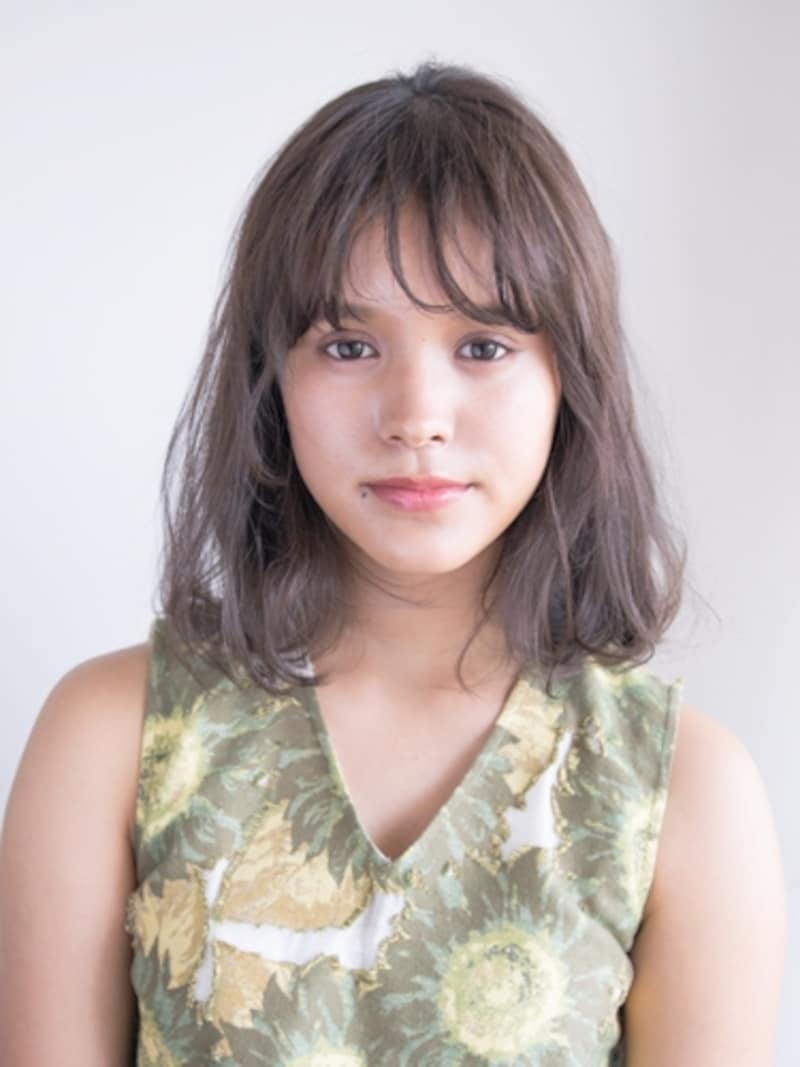 肩下ラインのミディアムヘア