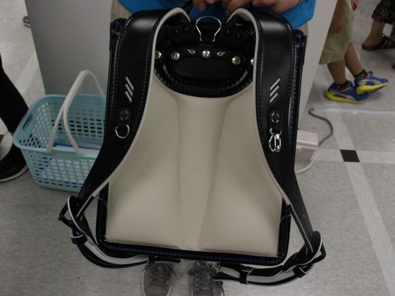 肩部分に工夫を施したセイバンの「天使のはね」。肩ベルトが自立するように持ち上がるため、重心バランスが取りやすく、軽く感じます