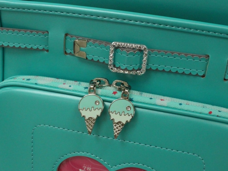 アイスクリーム型のチャームやポッピングシャワーをイメージしたファスナーテープもかわいい！