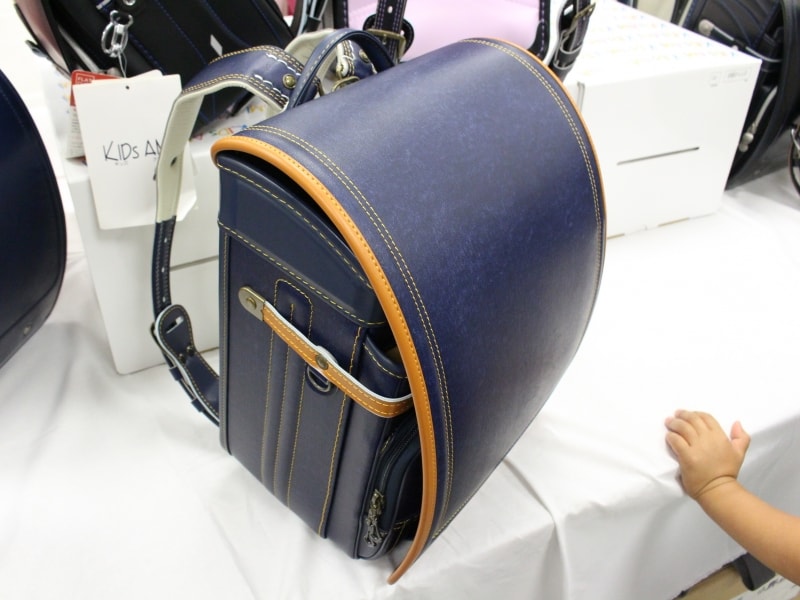 牛革製ながら、デニム調デザインがカジュアルで個性的! 6万9000円(税抜)