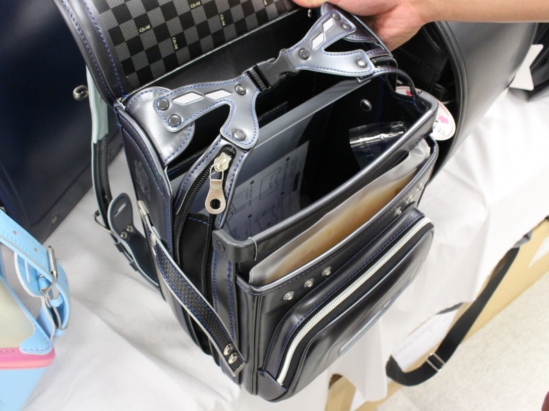 ファスナーを開くとマチが広がり大容量に!undefined安定性をキープするため、両サイドから支えるベルト付き