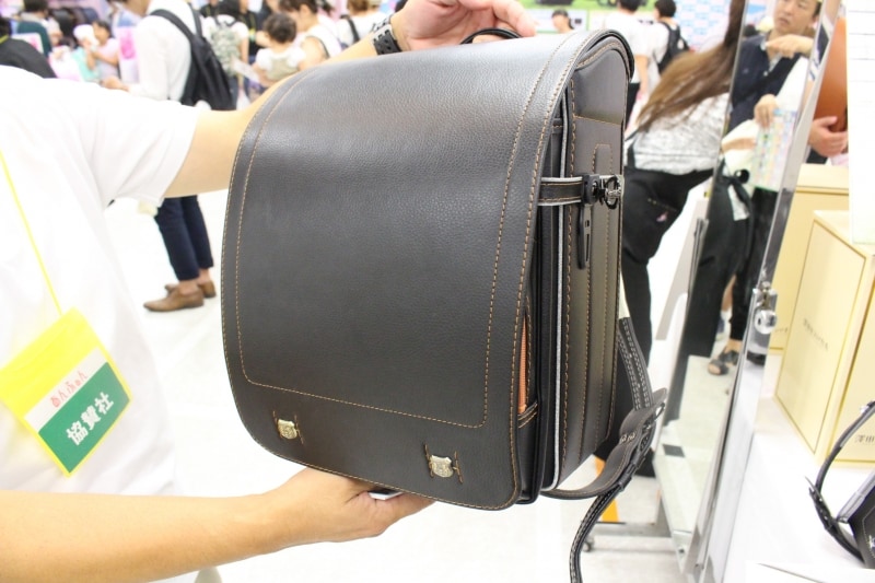 ステッチがオシャレな男の子用のプレミアムディオ3万4800円。マチがなくスッキリしたフォルムが特徴です