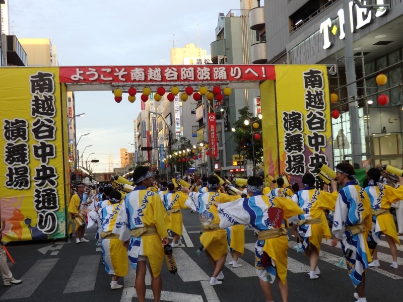 南越谷中央通りの演舞場入口