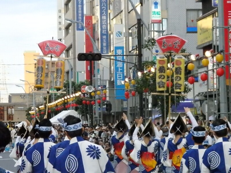 南越谷中央通りに踊りながら繰り出す連