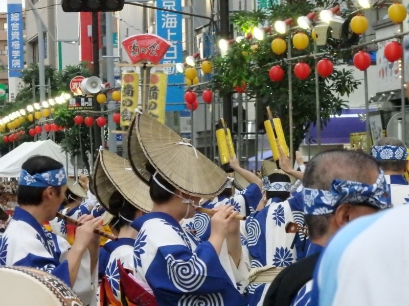 阿波踊りのお囃子を奏でる連の演奏者