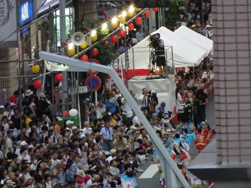 歩道をはみ出す観覧者と報道陣