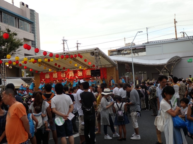 駅前広場での組踊り