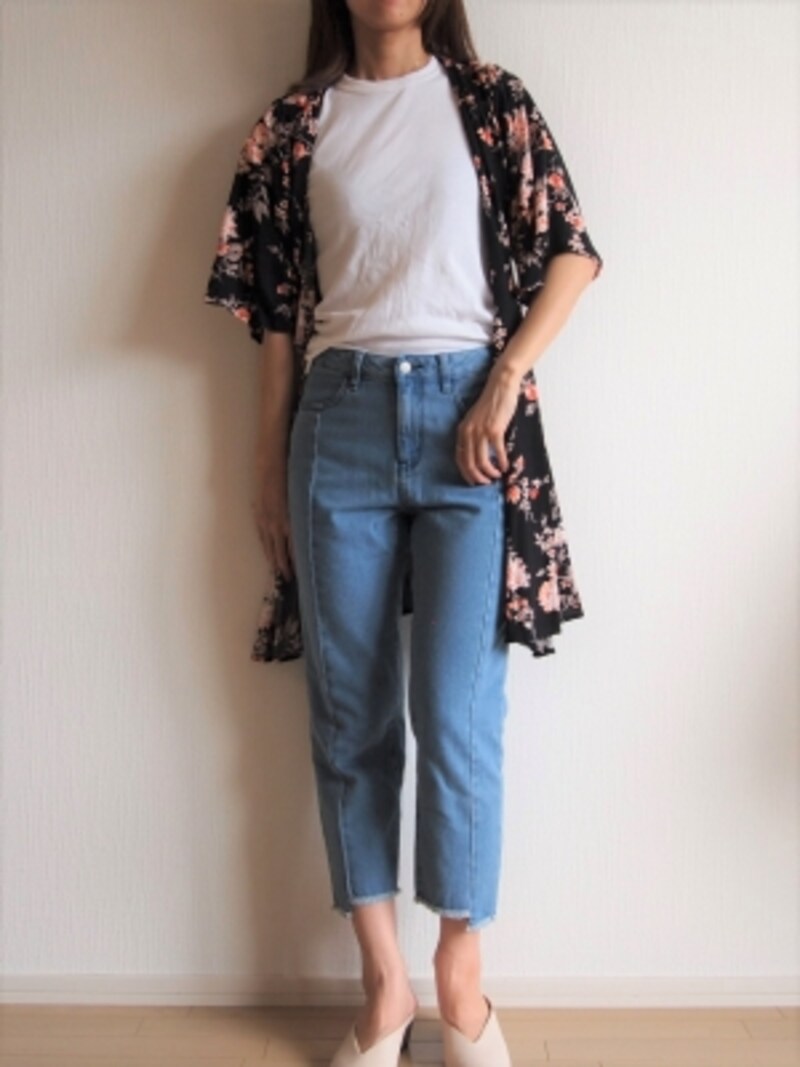 ブラックベースの花柄ガウンなら秋まで長く着られるのも嬉しい