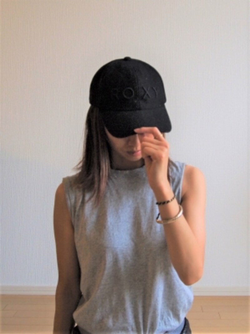 キャップには髪の色とも馴染みやすいブラックが一番
