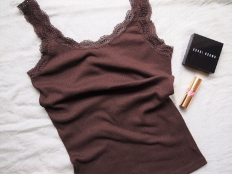 こっくりしたブラウン＆ノースリーブのバランスが◎