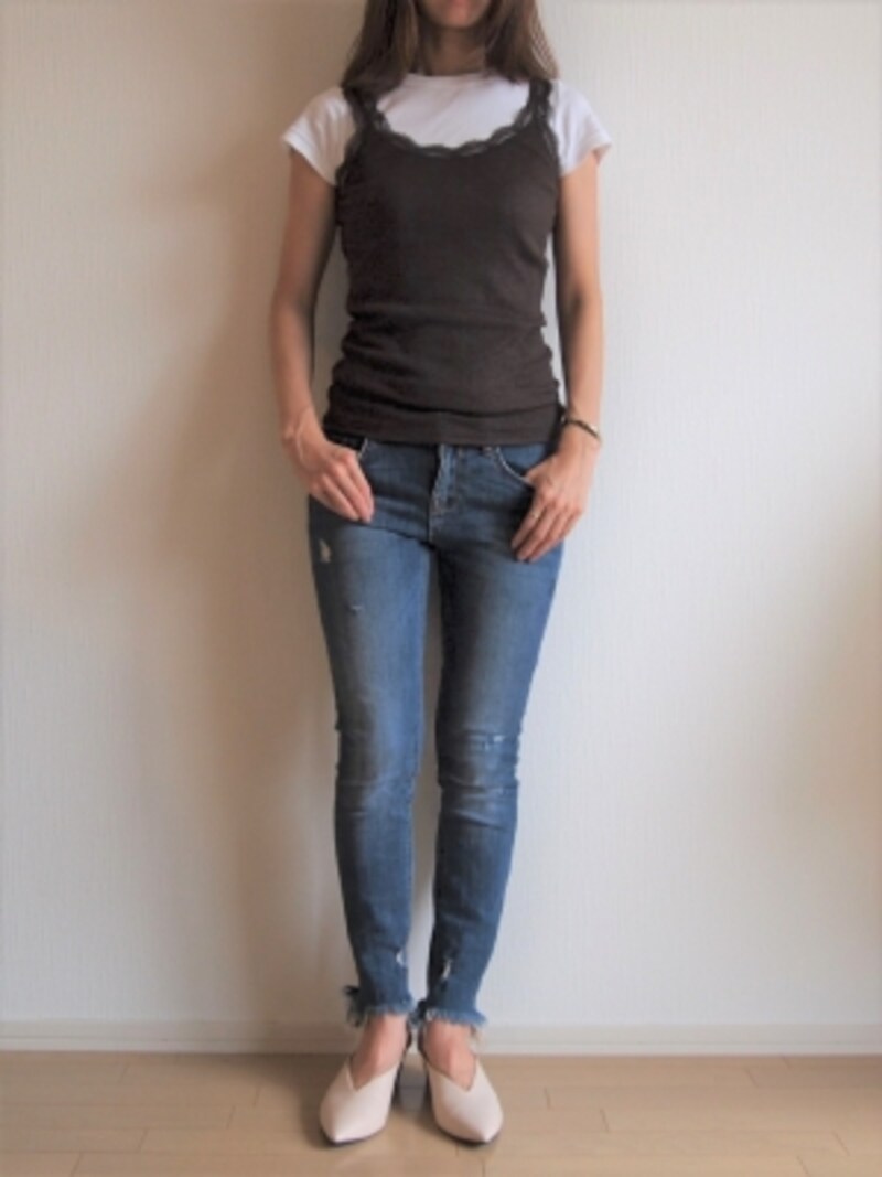 肩が細めのデザインだったら白Tにレイヤードも可能