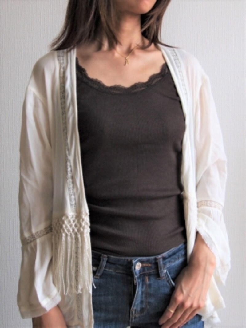 秋らしいカラーは「下着感」が少ないので、レイヤード向きというメリットも