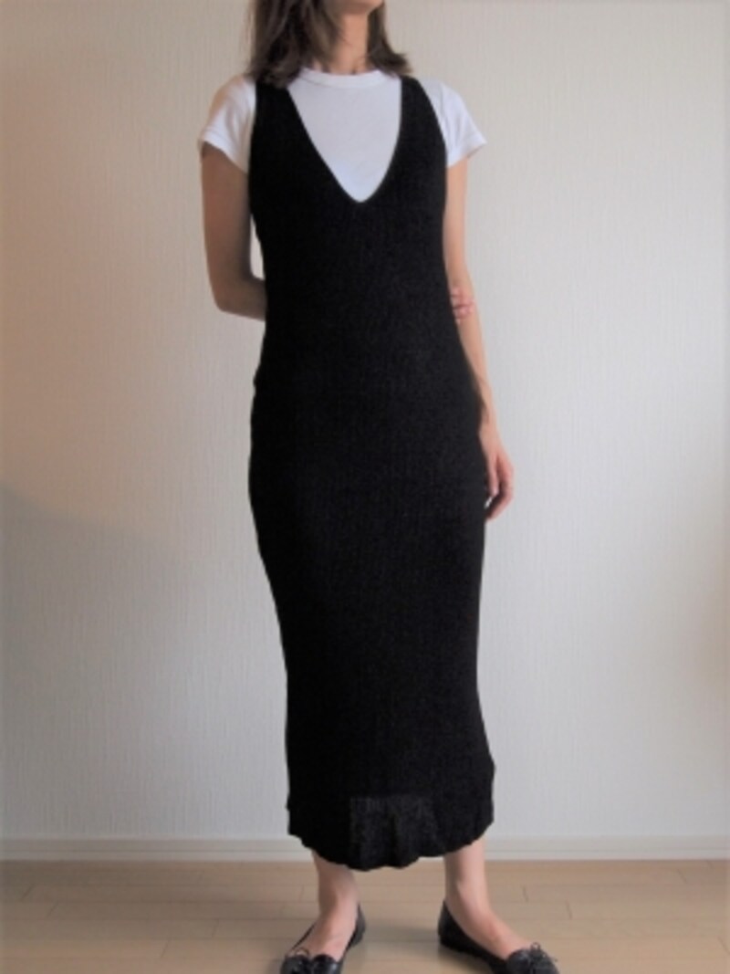 下に着るのが黒のタンクトップなら大人っぽく、白Tならカジュアルに