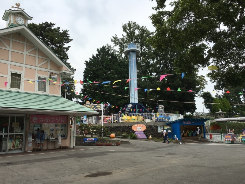 「るなぱあく」の管理棟と飛行塔