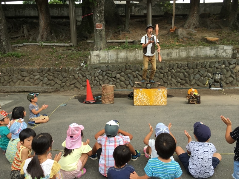 大道芸に目が釘付けの子供
