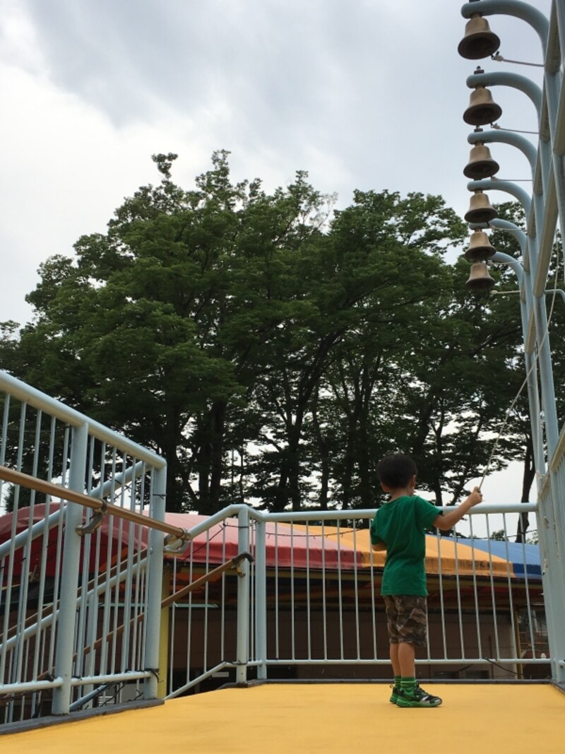 幸福橋の鐘を鳴らす男の子