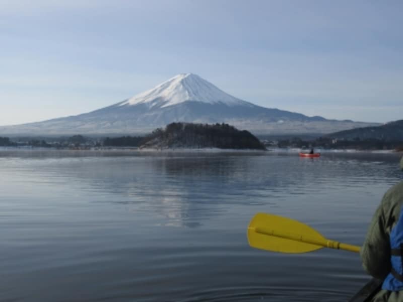 朝食前に河口湖でカヌーを。朝は富士山が見えることも多い