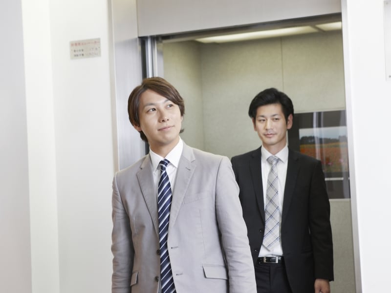 お顔映りがよい色を選ぶと、好印象を与えることができます。