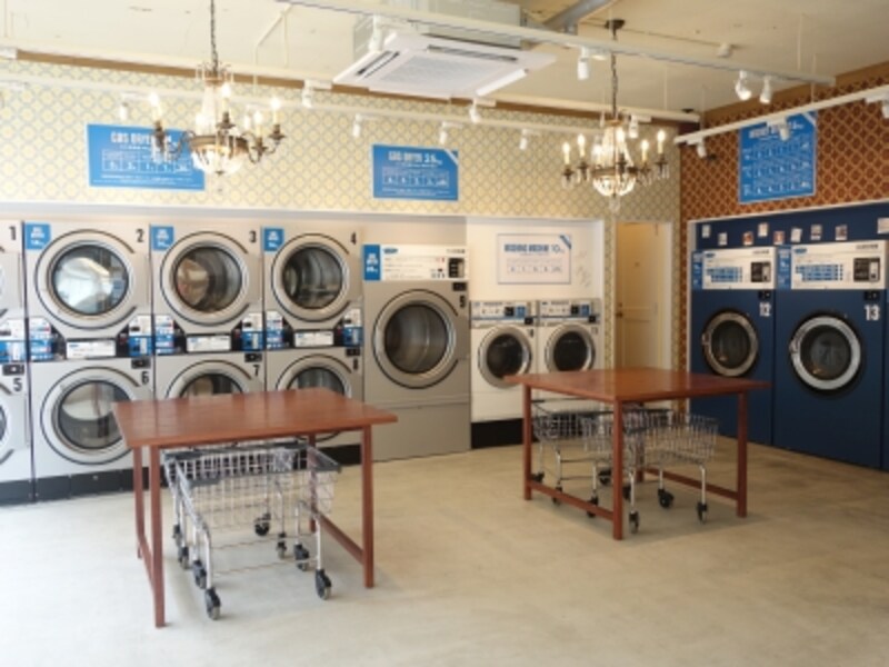 ランドリースペース。天井も高く、明るく清潔感がある。